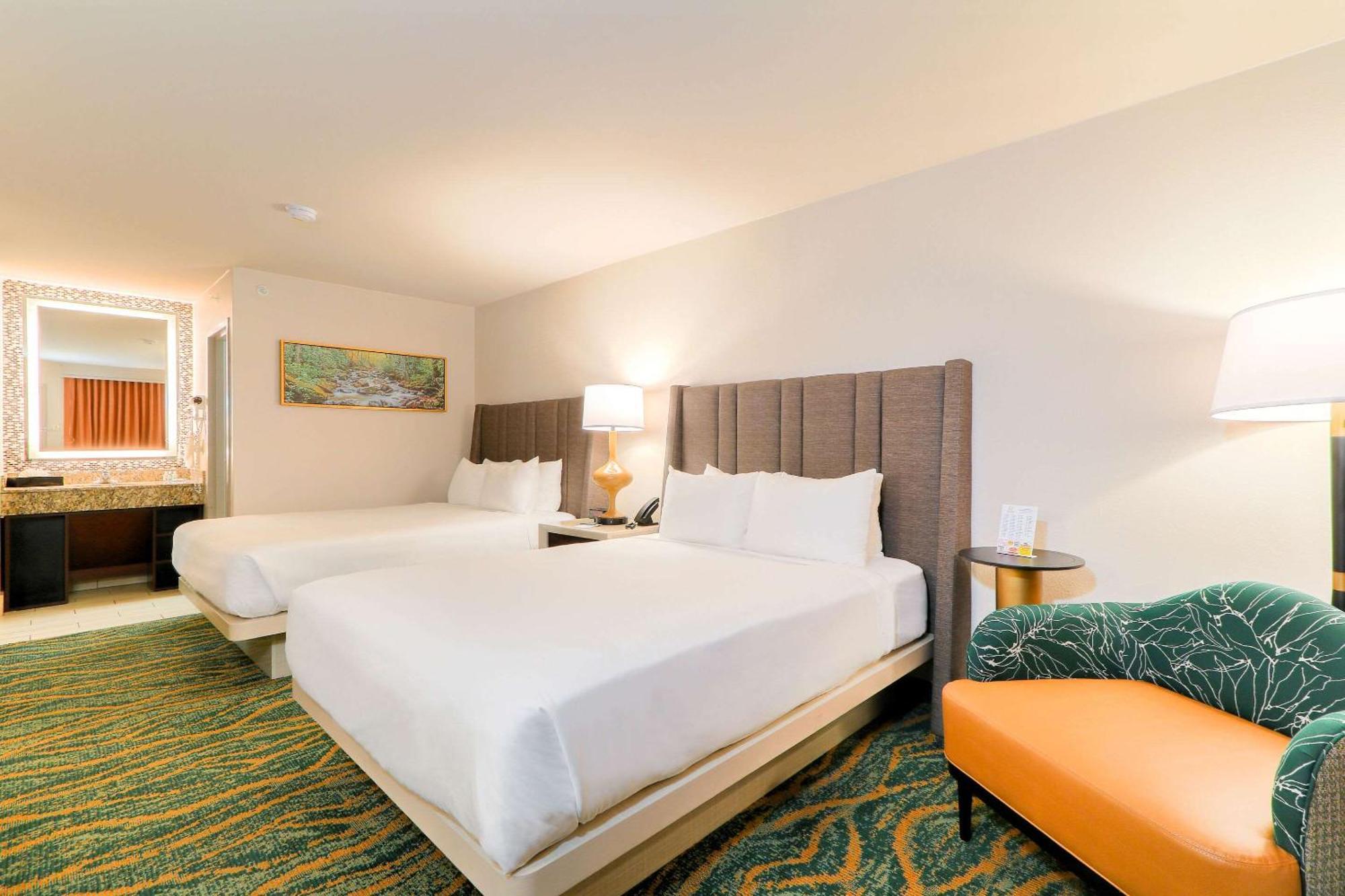 Quality Inn Near The Island Pigeon Forge Bagian luar foto