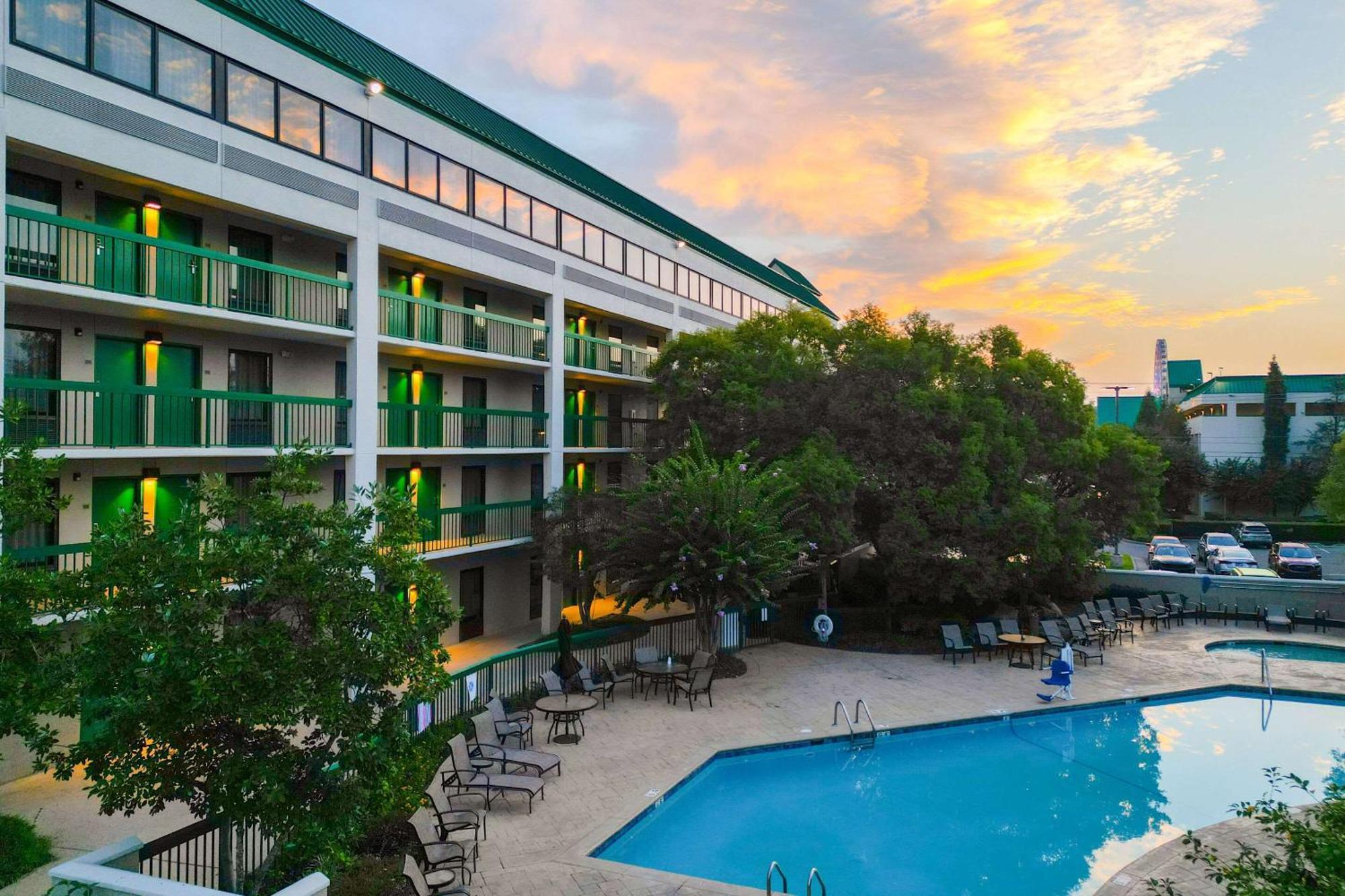 Quality Inn Near The Island Pigeon Forge Bagian luar foto